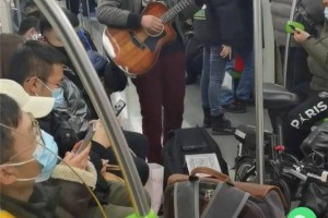 北京地铁不戴口罩被警方带走，防疫政策与个人自由的边界探讨