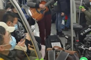 北京地铁未正确佩戴口罩卖唱现象，社会管理与个人自由的边界探讨