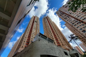 香港疫情行动轨迹，防控策略、社会影响与未来启示