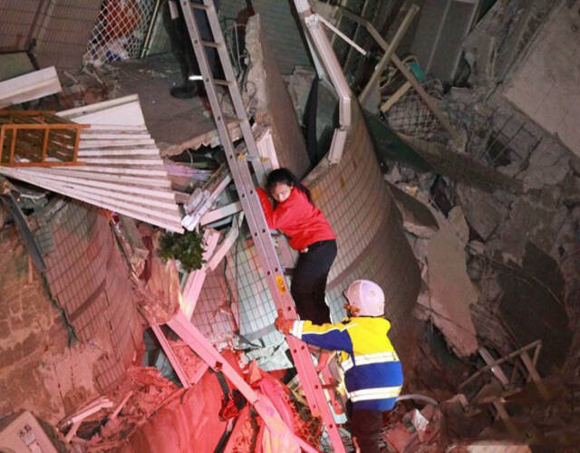 台湾地震直播室画面，震撼、感动与希望交织的瞬间