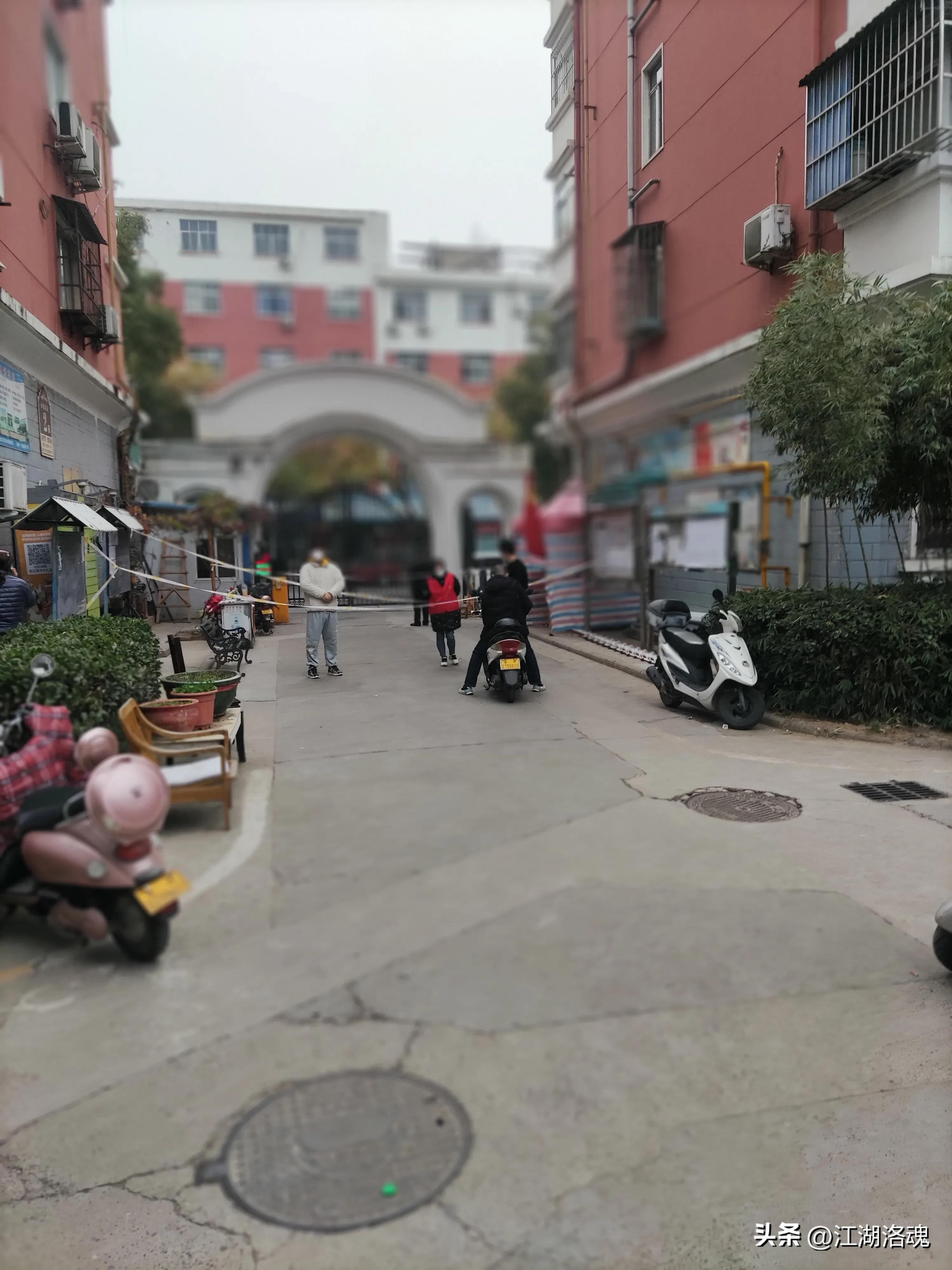 石家庄放假大学生因疫情被困街头，城市静默下的青春守望