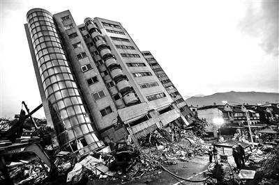 台湾地震倾斜大楼视频，震撼瞬间与科学解析