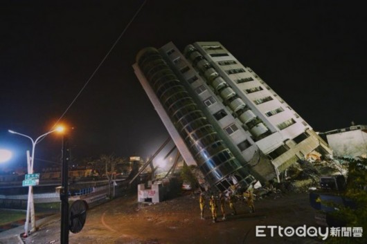 台湾地震倾斜大楼视频，震撼瞬间与科学解析