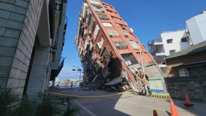 台湾地震倾斜大楼倒塌，一场突如其来的灾难与反思