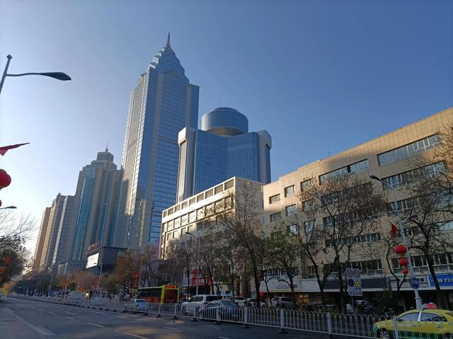 新疆乌鲁木齐疫情管控通告下的城市动态