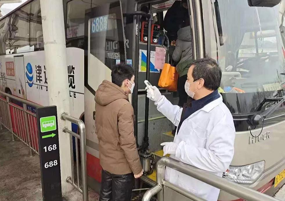 广州地铁佩戴口罩，防疫常态下的城市交通新规范