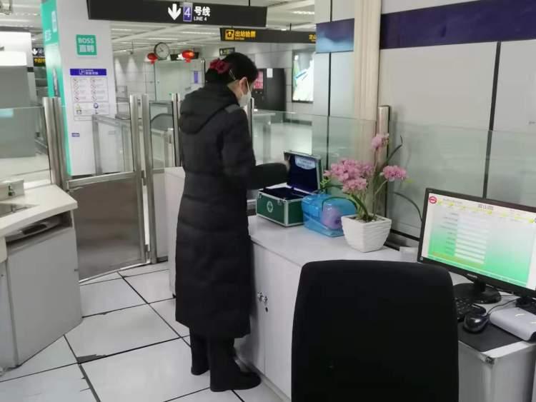 广州地铁佩戴口罩，防疫常态下的城市交通新规范
