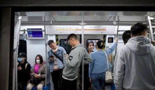 北京地铁忘戴口罩，疫情后时代的个人防护与社会责任