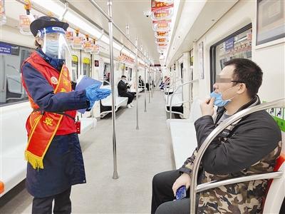 北京地铁忘戴口罩，疫情后时代的个人防护与社会责任