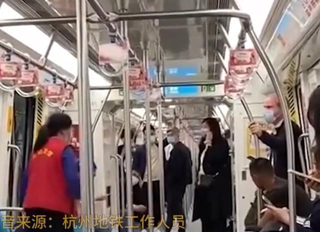 杭州地铁新规，未佩戴口罩乘车引发社会热议
