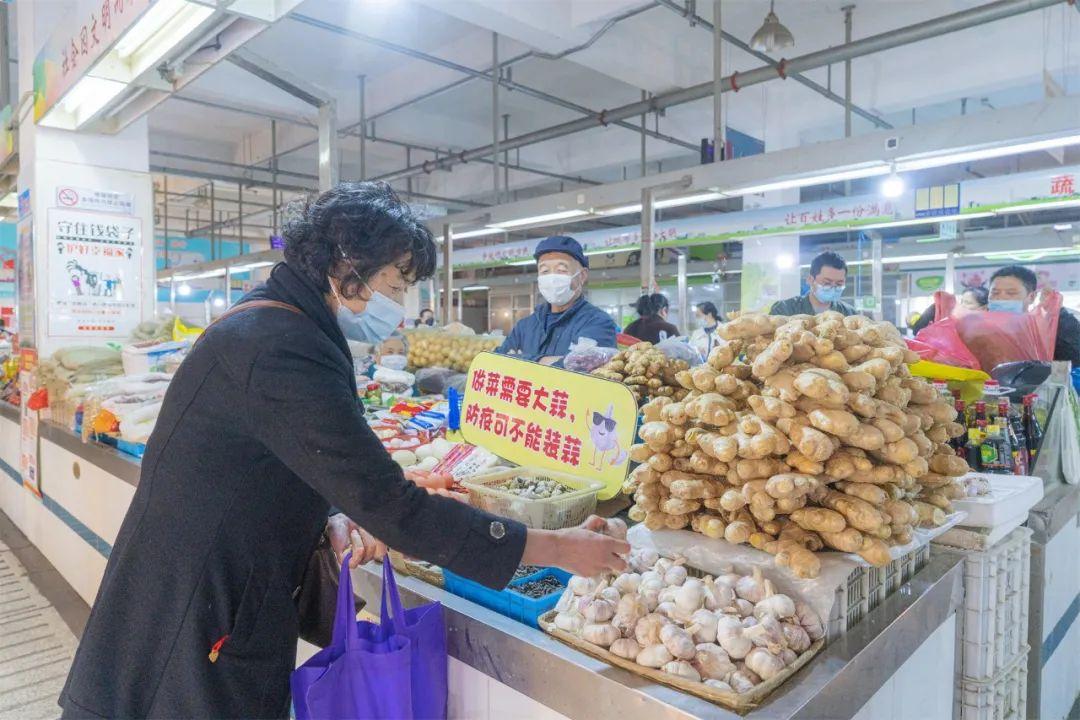 北京公交不再强制佩戴口罩，防疫政策调整与公众反应