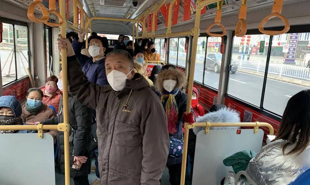北京公交不戴口罩，防疫政策调整后的社会观察与思考