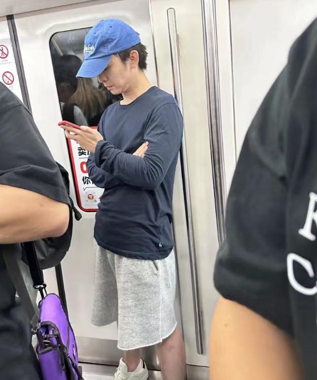 北京地铁必须戴口罩，防疫常态下的责任与挑战