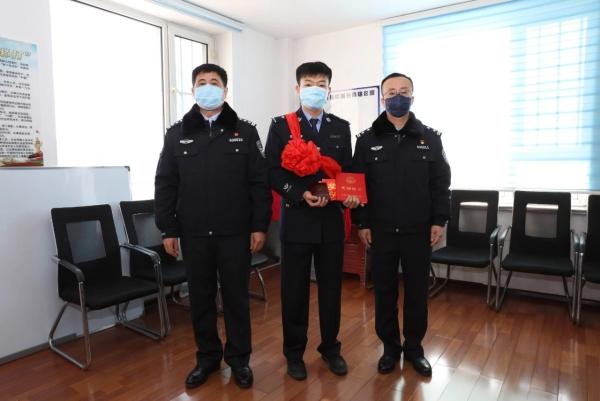 好的，我将按照您的要求创作一篇关于疫情防控中地方领导角色的文章。为了让内容更加丰富立体，我会先整理一些关键信息和框架。请您看看以下内容是否符合您的预期。如果您有其他想法,可以随时提出,我会进行调整