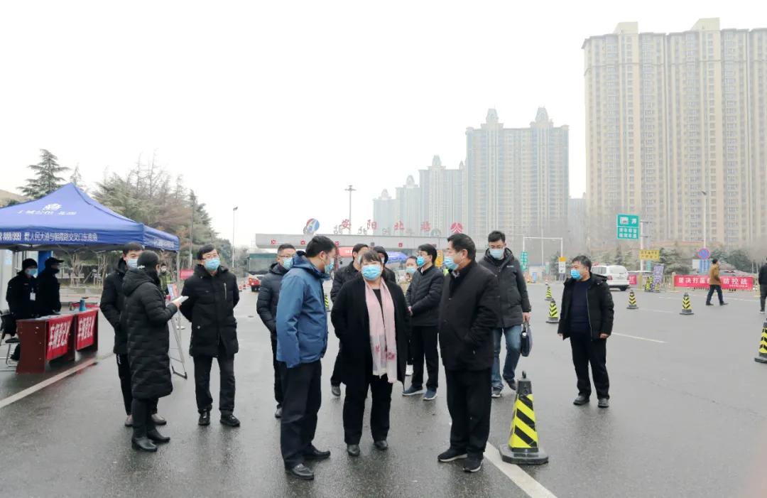 好的，我将按照您的要求创作一篇关于疫情防控中地方领导角色的文章。为了让内容更加丰富立体，我会先整理一些关键信息和框架。请您看看以下内容是否符合您的预期。如果您有其他想法,可以随时提出,我会进行调整