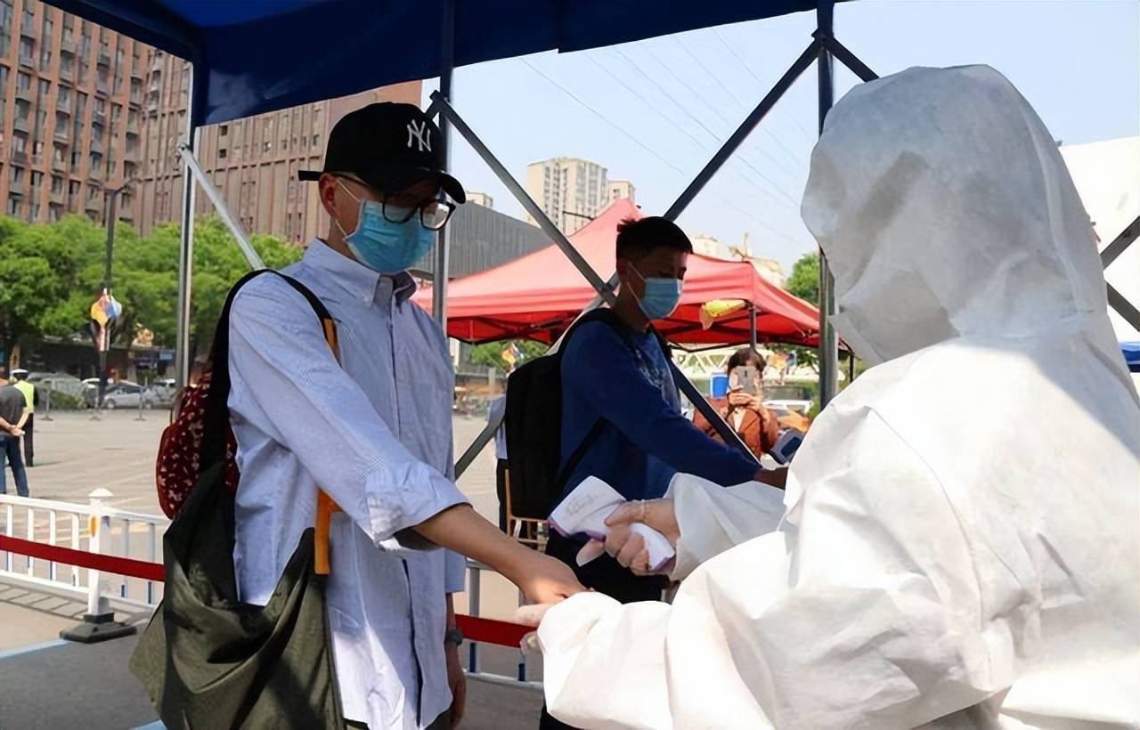 疫情下的郑州大学生，西安隔离政策如何影响他们的生活与学业
