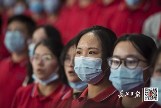 疫情下的青春答卷，武汉大学生的坚守与成长
