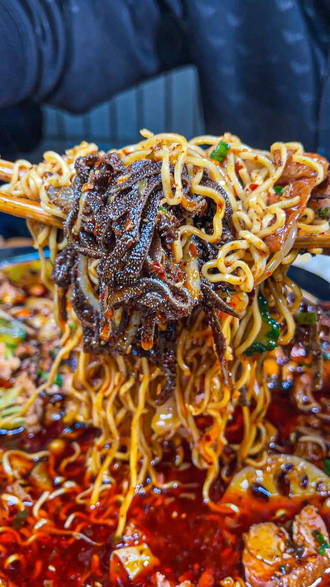 郑州确诊病例在成都活动轨迹引发关注，两地联动防控疫情扩散