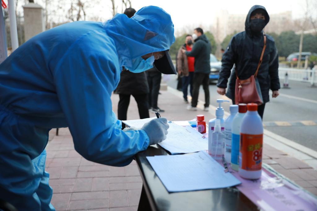 郑州各大商场暂停营业，疫情防控下的商业阵痛与转型契机