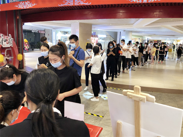 郑州商场因疫情再次关闭，防控与经济的双重挑战