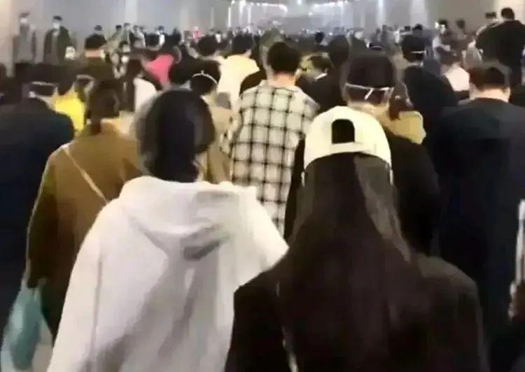 疫情下的郑州富士康事件与上海市最新防控措施，挑战与应对