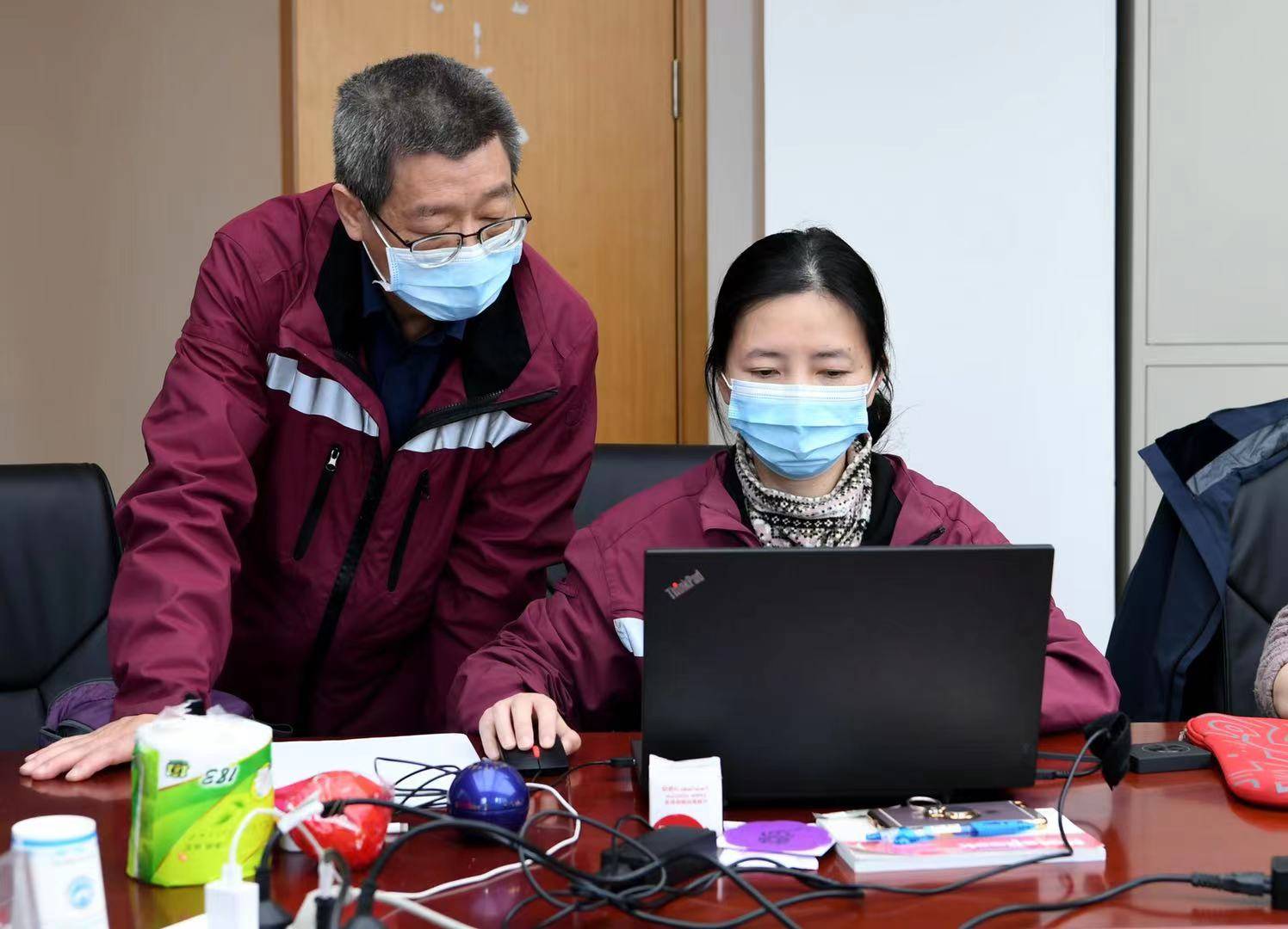 守沪之声，上海市卫健委发言人郑锦的抗疫150天