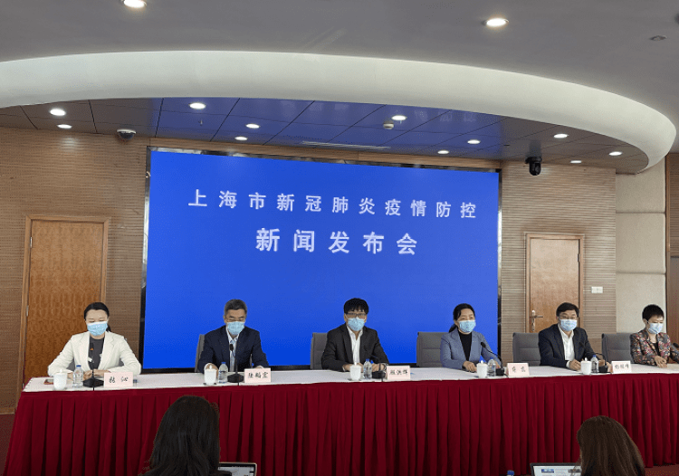 好的，我将按照您的要求创作一篇关于上海市卫健委医政处副处长职责与挑战的深度报道。以下是基于您提供的大纲和正文的完整内容