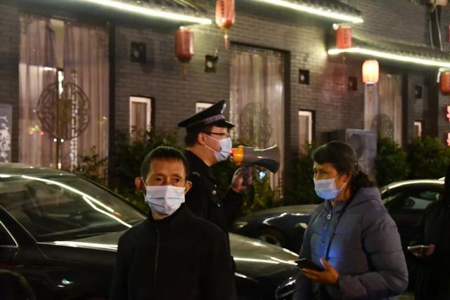 从成都到上海，疫情管控下的城市治理与民生百态