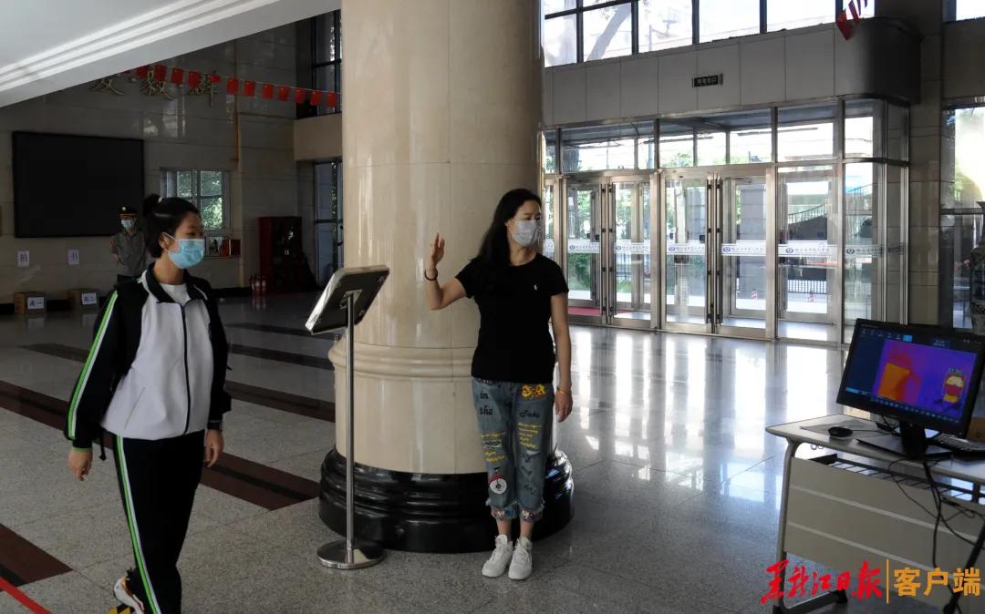 从哈尔滨到上海，中国防疫政策的演变与城市应对策略的对比分析